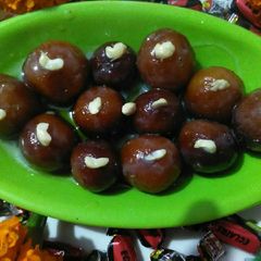 A picture of Bread gulab jamun.