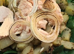 Una foto de Ensalada de atún, espinaca y chayote. 100% libre de grasa