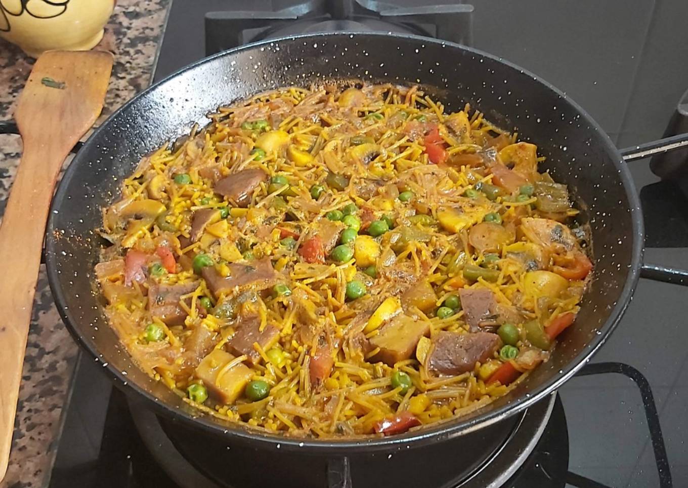 Fideuá de verduras y seitán