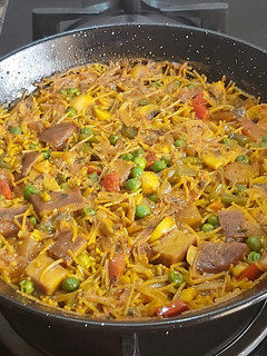 Una foto de Fideuá de verduras y seitán