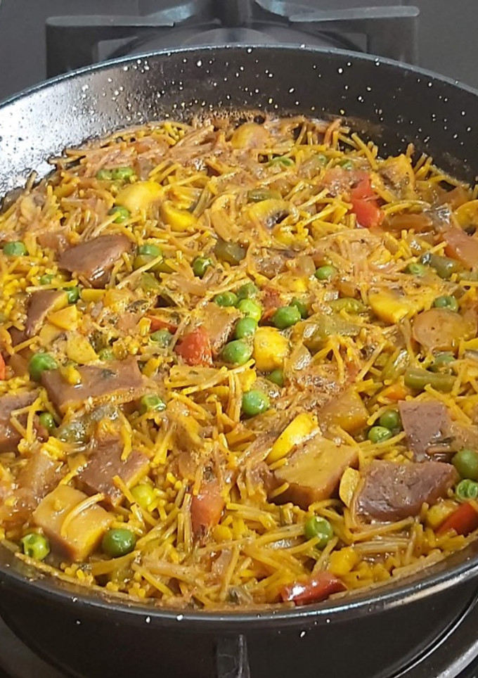 Una foto de Fideuá de verduras y seitán