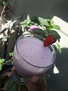A picture of Strawberries and dates shake.