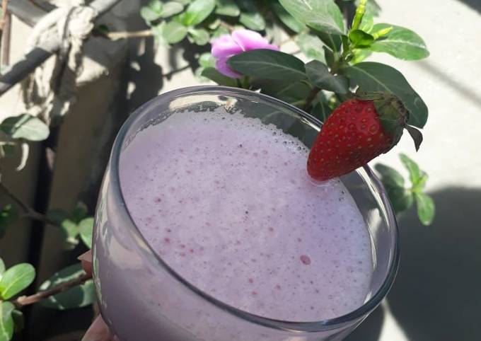 Strawberries and dates shake