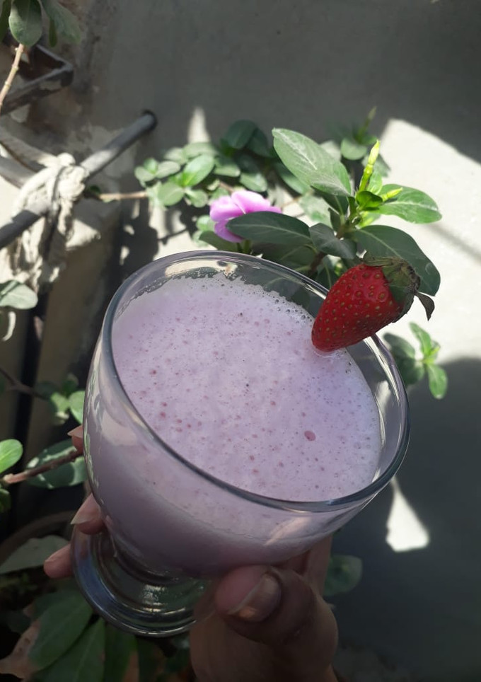 A picture of Strawberries and dates shake.