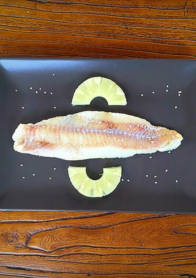 Una foto de Filetes de pescado con piña