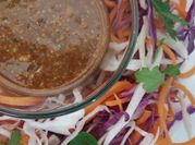 Una foto de aderezo para ensalada de repollo