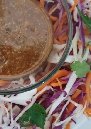 Una foto de Ensalada asiática simple 🥗😑