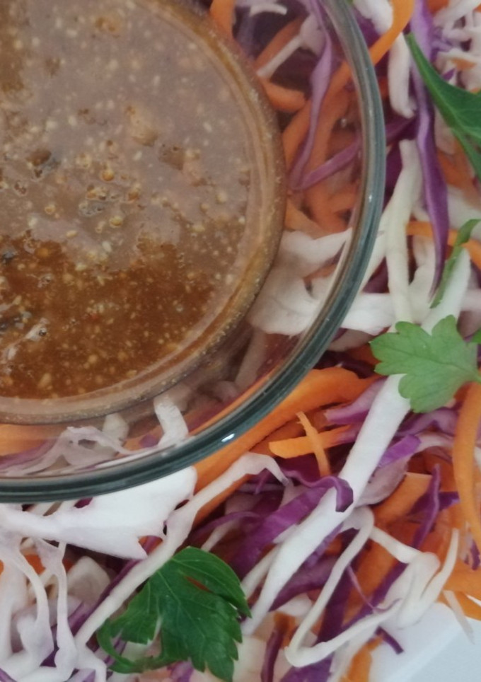 Una foto de Ensalada asiática simple 🥗😑