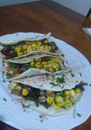 Una foto de Tacos de pollo y verduras, express