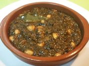 Una foto de garbanzos con espinacas