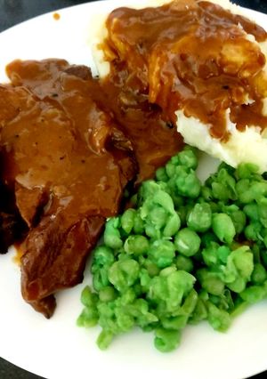 A picture of My Braising Steak in Onion Gravy with Mashed Potato & Peas 😍.