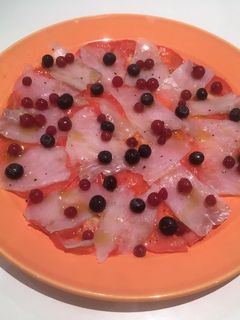 Una foto de Ensalada de bacalao y frutas silvestres