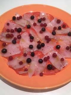 Una foto de Ensalada de bacalao y frutas silvestres