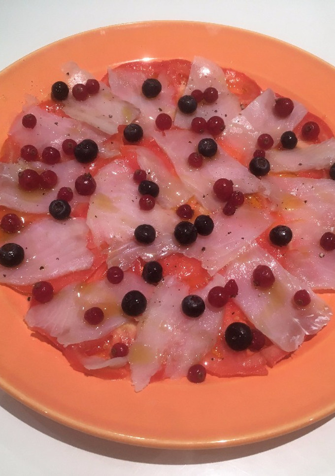 Una foto de Ensalada de bacalao y frutas silvestres