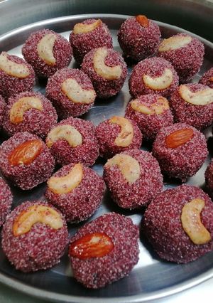 A picture of Beetroot rava ladoo.