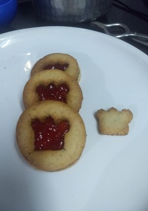 A picture of Jam cookies.