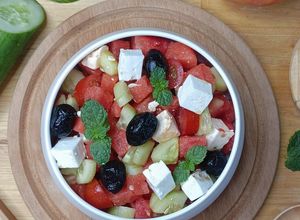 Une photo de 🌿 Salade grecque (pastèque feta concombre)