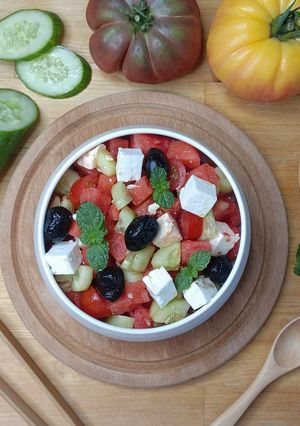 Une photo de 🌿 Salade grecque (pastèque feta concombre)