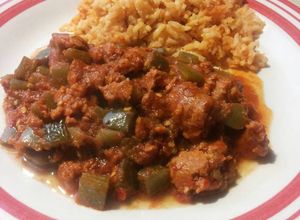 Una foto de Chorizo con nopales en salsa verde o roja
