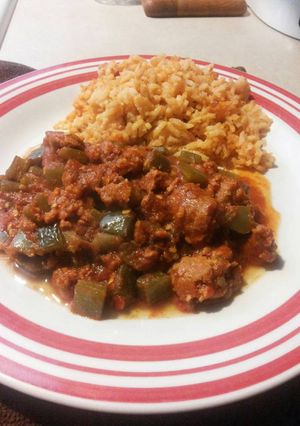 Una foto de Chorizo con nopales en salsa verde o roja