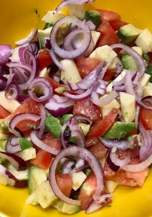 Una foto de Ensalada de palta, tomate, mozzarella y cebolla colorada