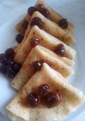 Фото Блины с кунжутом и вареньем с крыжовника.