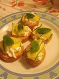 Bruschettine con zucchine marinate e stracciatella