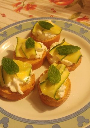 Foto di Bruschettine con zucchine marinate e stracciatella