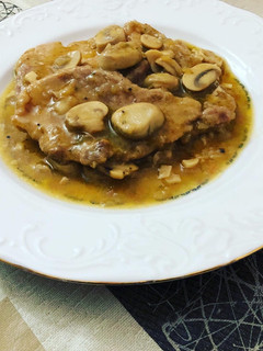 Una foto de Lomo de dos colores en salsa española a mi manera con champiñones