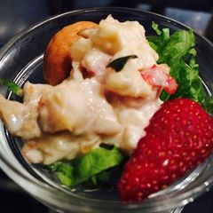 A picture of Chicken tropical salad in white sauce.