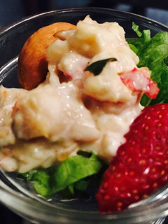 A picture of Chicken tropical salad in white sauce.