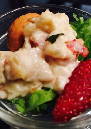 A picture of Chicken tropical salad in white sauce.