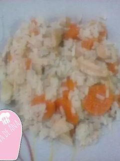 Una foto de Arroz blanco con pollo y zanahoria