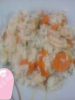 Una foto de Arroz blanco con pollo y zanahoria