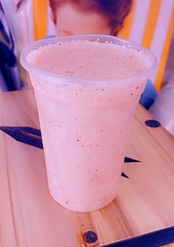A picture of Simple smoothie mix, perfect for this weather🥰.
