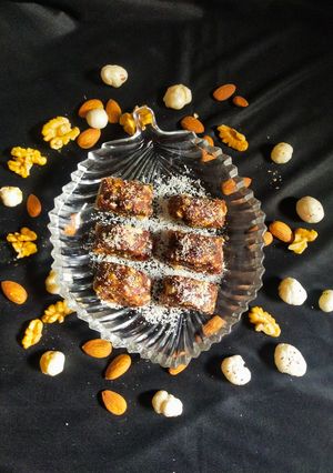 ખજૂર મખાના રોલ કટ (Khajoor Makhana Roll Cut Recipe In Gujarati) રેસીપી મુખ્ય ફોટો