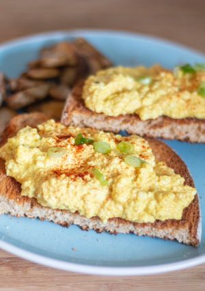 A picture of Tofu scrambled on toast with sautéed mushrooms.