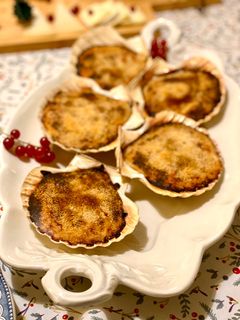 Una foto de Vieiras rellenas gratinadas con bechamel al horno