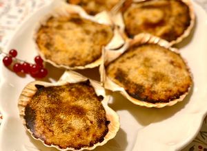 Foto principal de Vieiras rellenas gratinadas con bechamel al horno