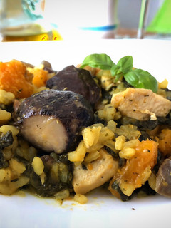 Una foto de Arroz con pollo, setas, calabaza y espinacas