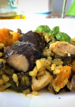 Una foto de Arroz con pollo, setas, calabaza y espinacas