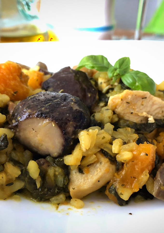 Una foto de Arroz con pollo, setas, calabaza y espinacas