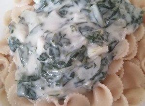 Una foto de Corbatitas y Acelga en salsa blanca 😋😋😋