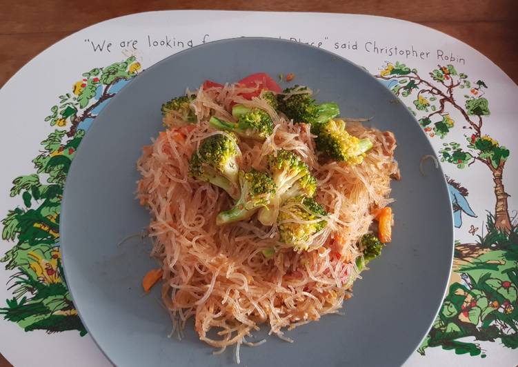 Resep Bihun goreng sayur brokoli dan wortel dengan ikan tuna, Enak