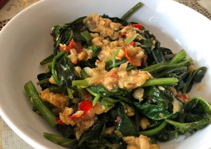 Cara Gampang Menyiapkan Tumis kangkung tempe pedas, Enak Banget