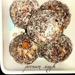 A picture of Date and coconut ladoo.