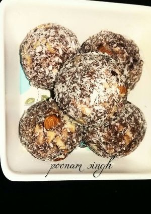 A picture of Date and coconut ladoo.