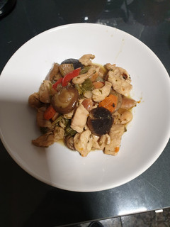Una foto de Pollo con almendras y verduras