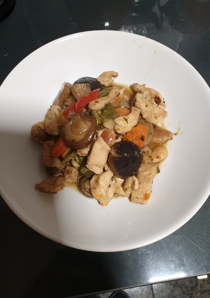 Una foto de Pollo con almendras y verduras
