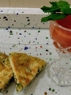 Una foto de Tortilla de calabacín y sopa de tomate